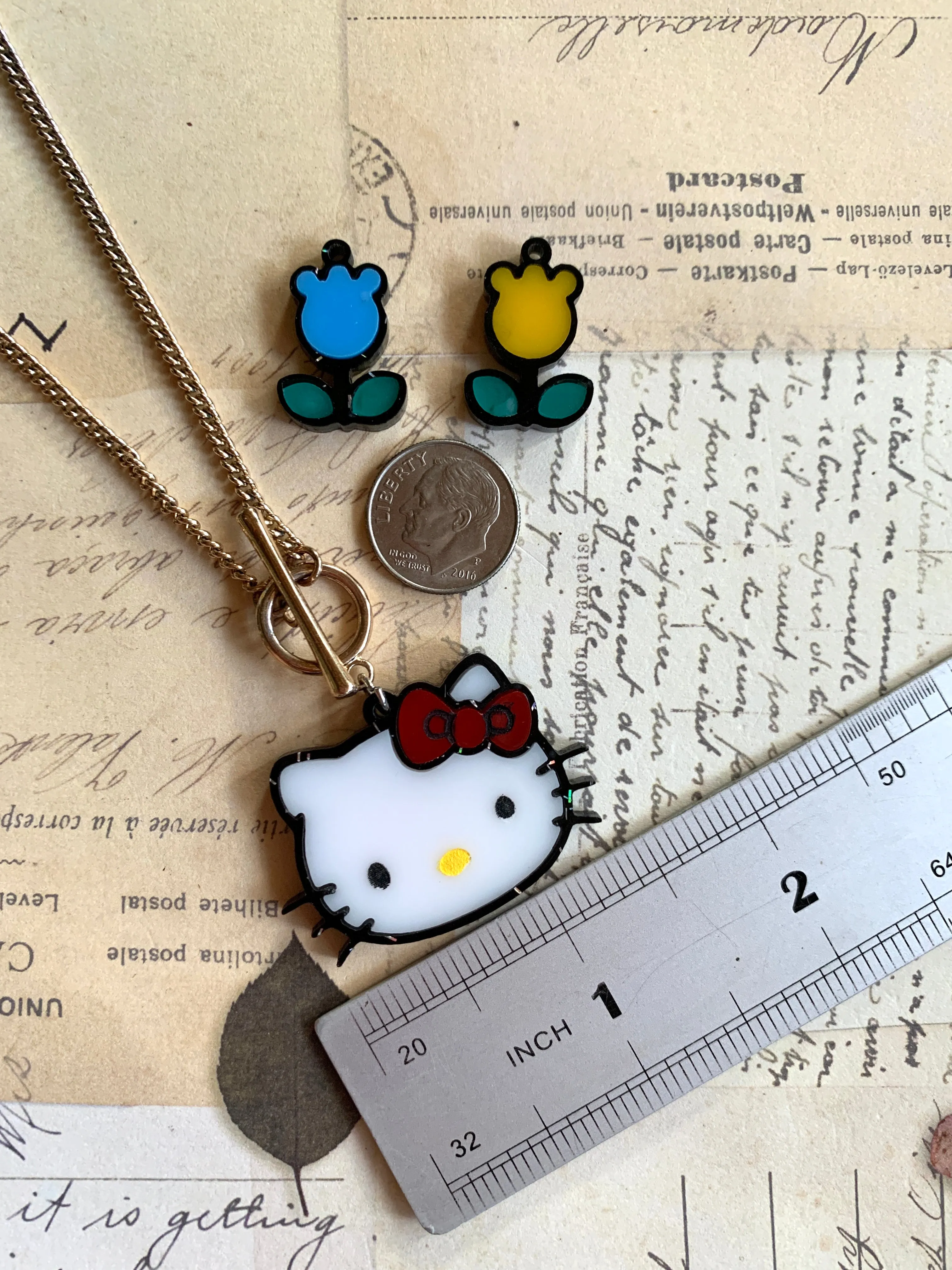 Bellos kittys de caricaturas más flores, ensamblados a mano  / 3 gatos y 2 flores, 38x25mm