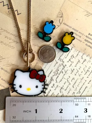 Bellos kittys de caricaturas más flores, ensamblados a mano  / 3 gatos y 2 flores, 38x25mm