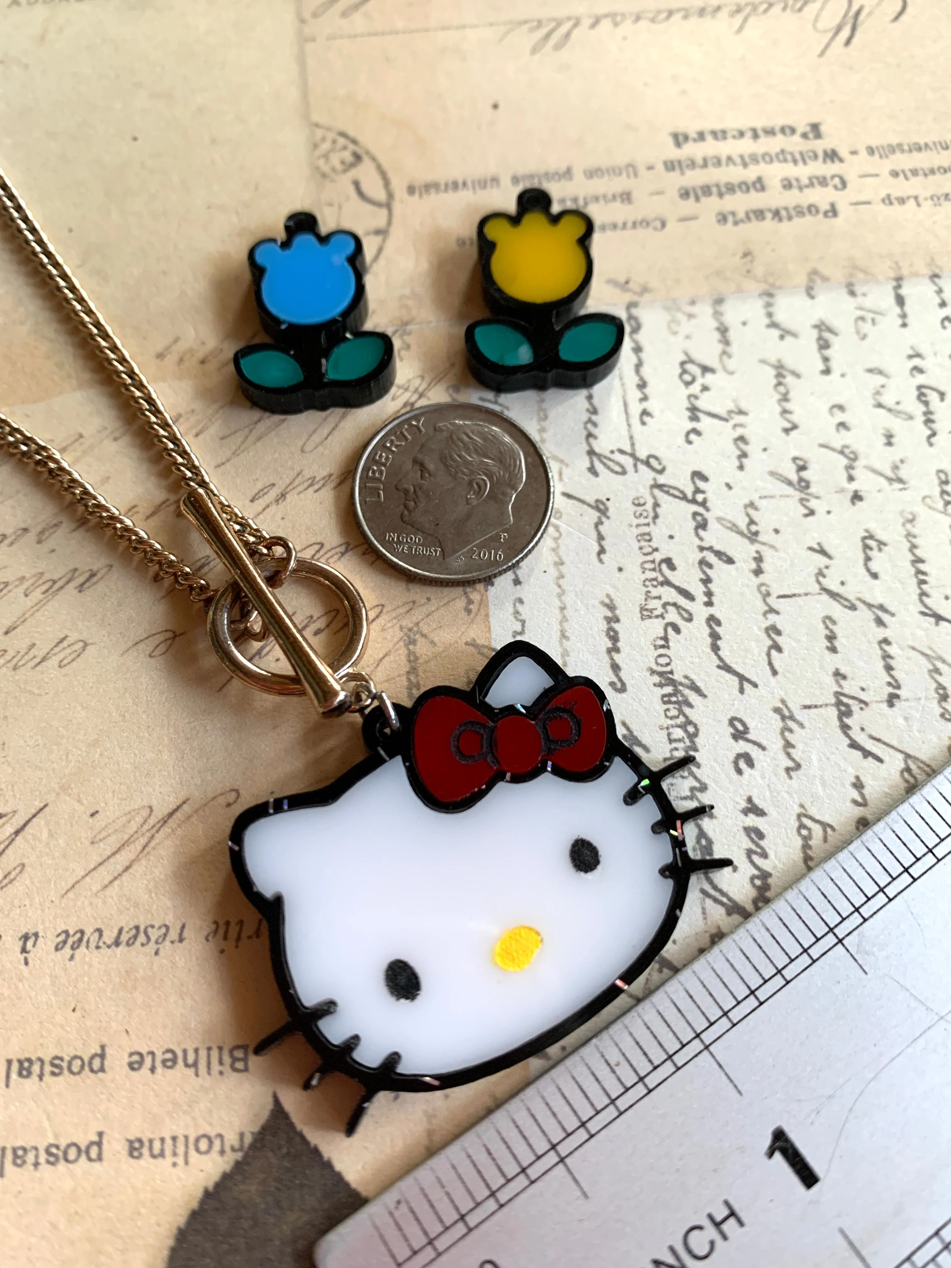 Bellos kittys de caricaturas más flores, ensamblados a mano  / 3 gatos y 2 flores, 38x25mm