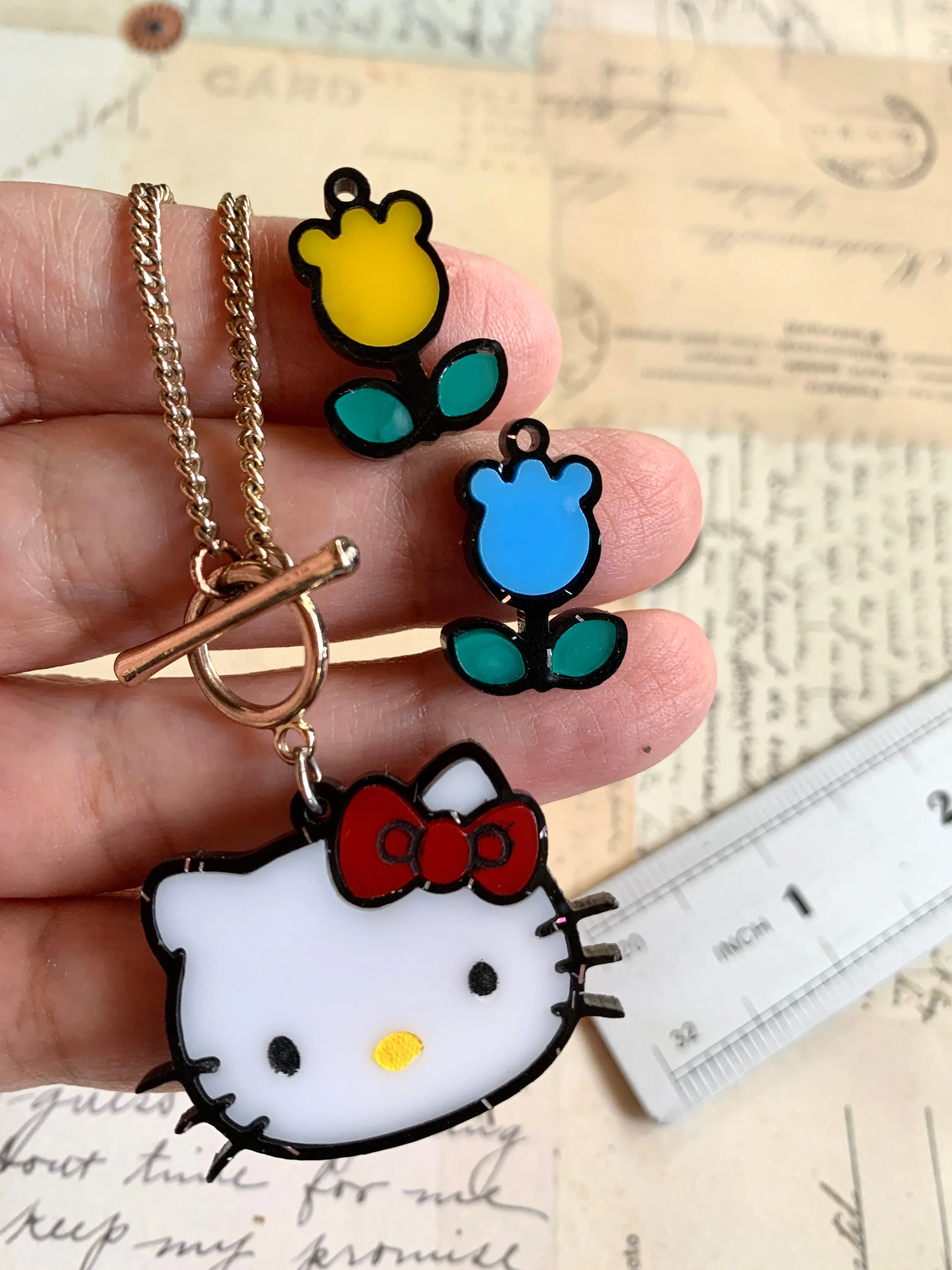 Bellos kittys de caricaturas más flores, ensamblados a mano  / 3 gatos y 2 flores, 38x25mm