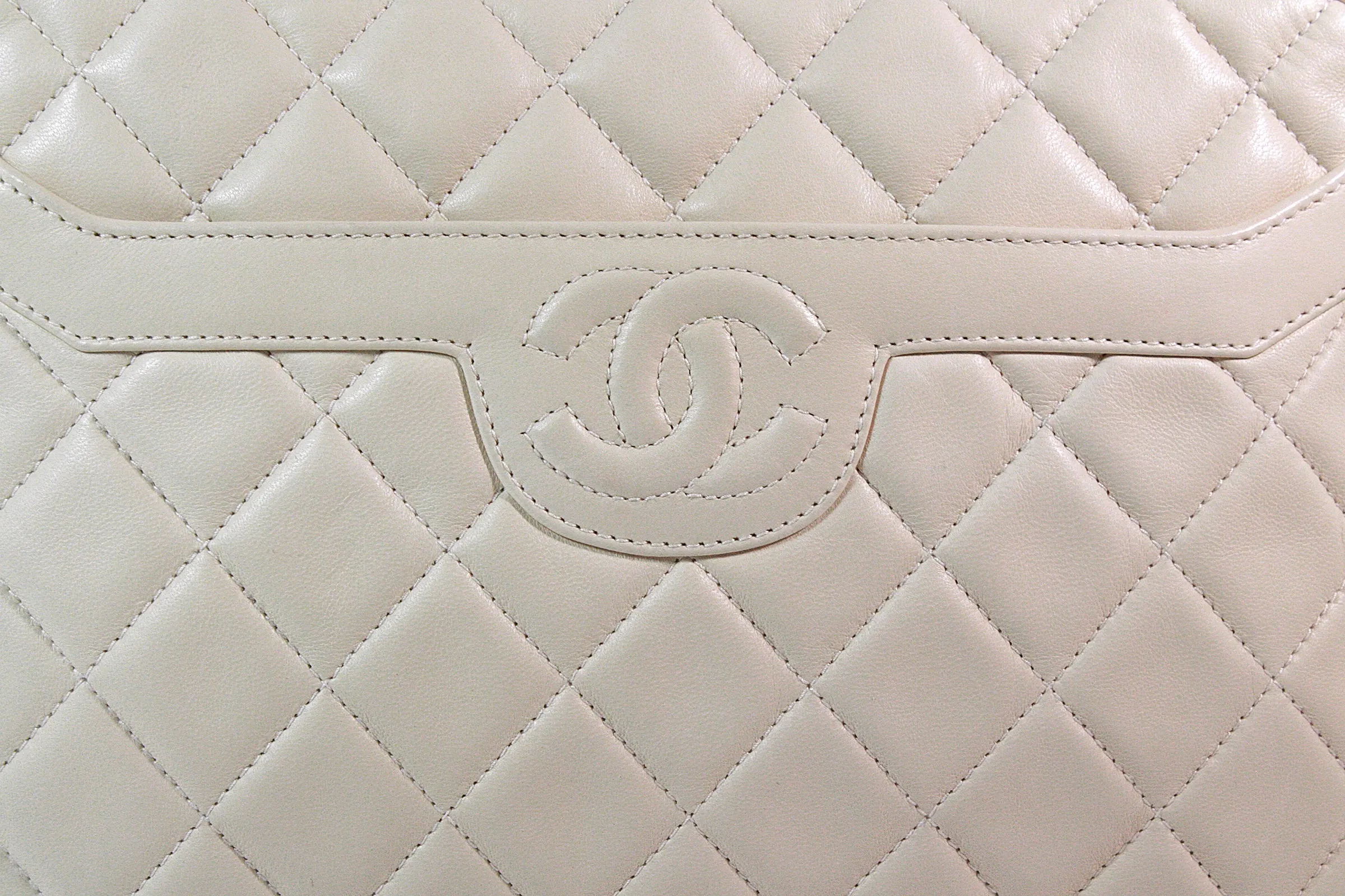 CHANEL 1990s Cream Quilted Leather Crossbody Bag