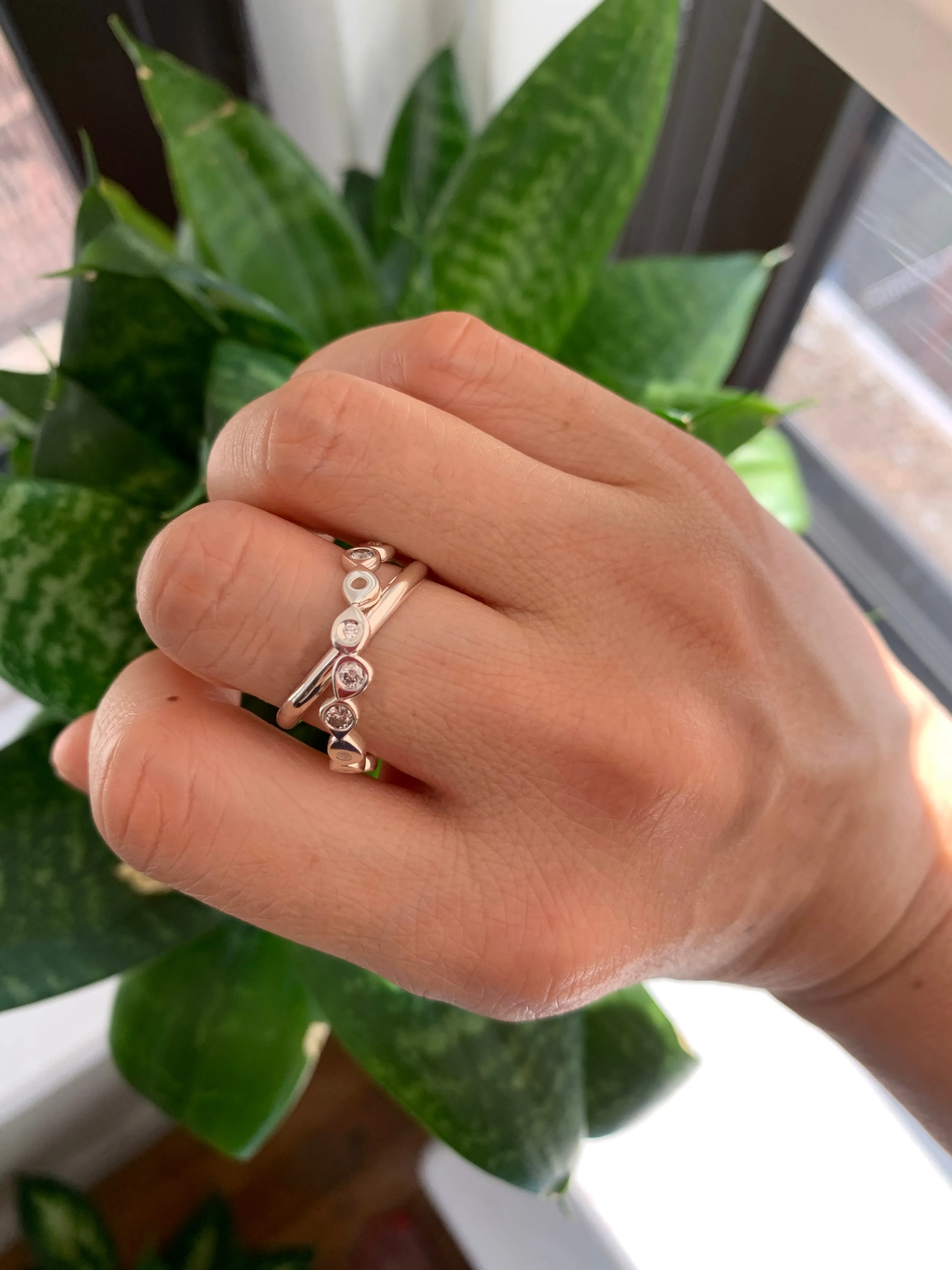 Connected Rolling Ring Bands with Diamonds
