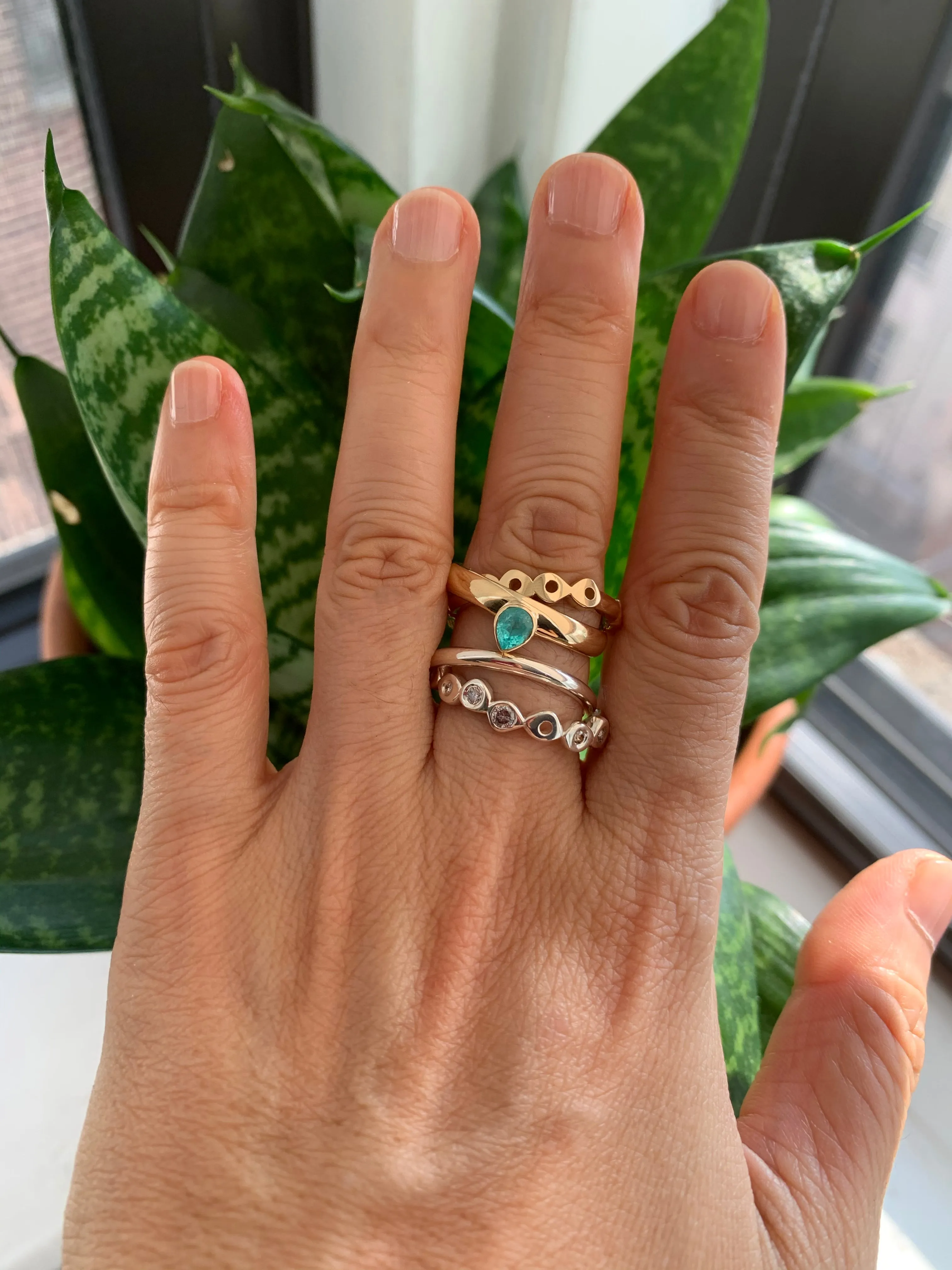 Connected Rolling Ring Bands with Diamonds