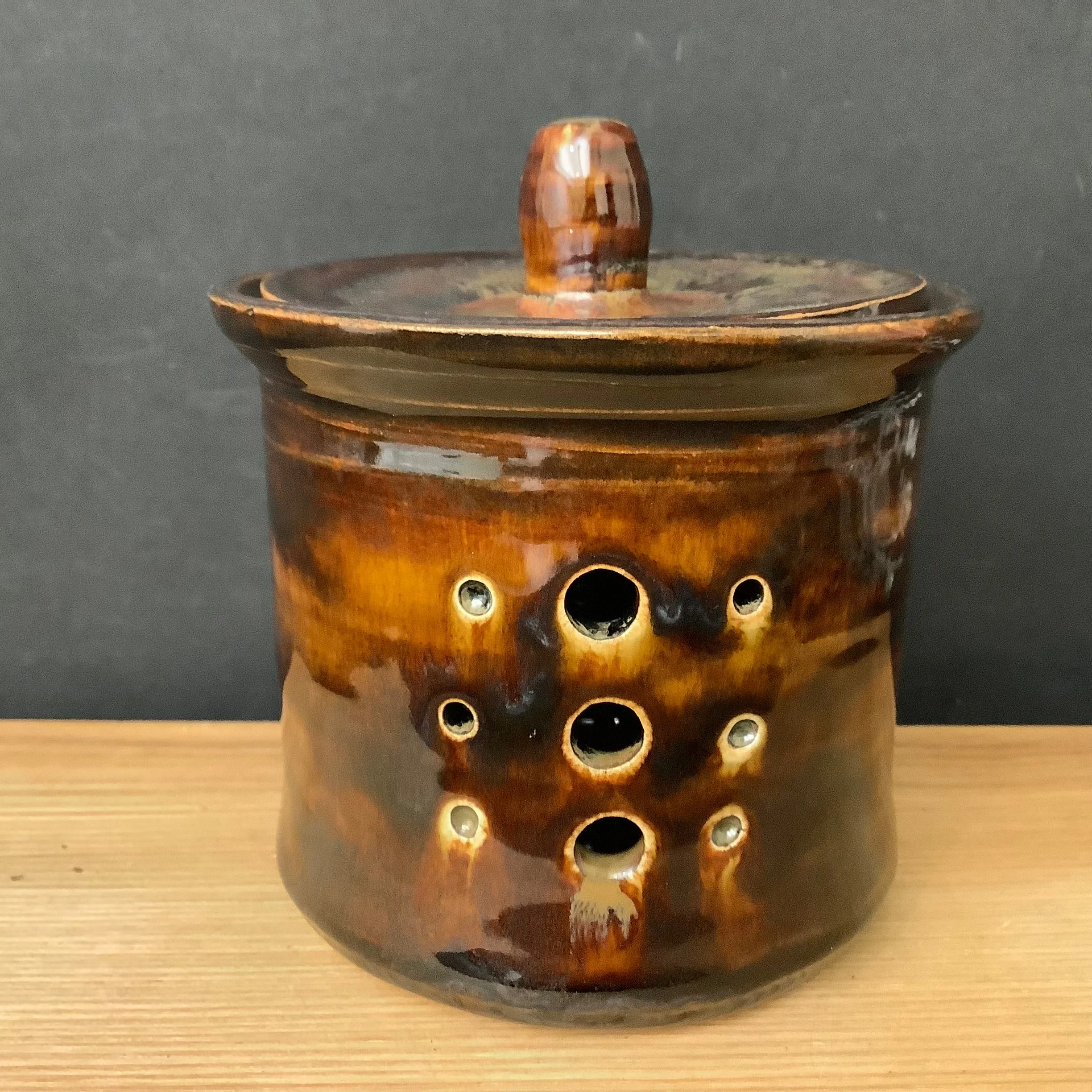 Garlic Keeper in Brown Glaze