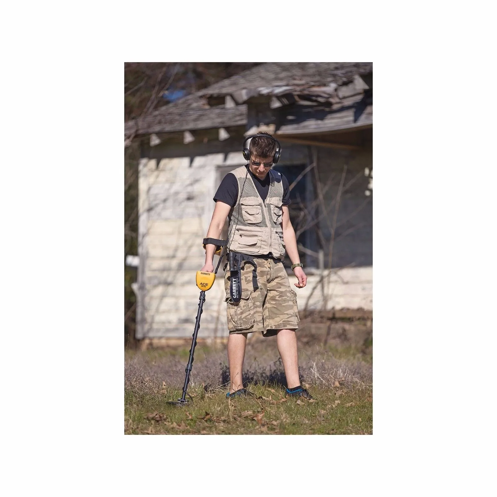 Garrett ACE 300 Metal Detector w/ 7 x 10″ Waterproof Coil, Carry Bag, Camo Pouch