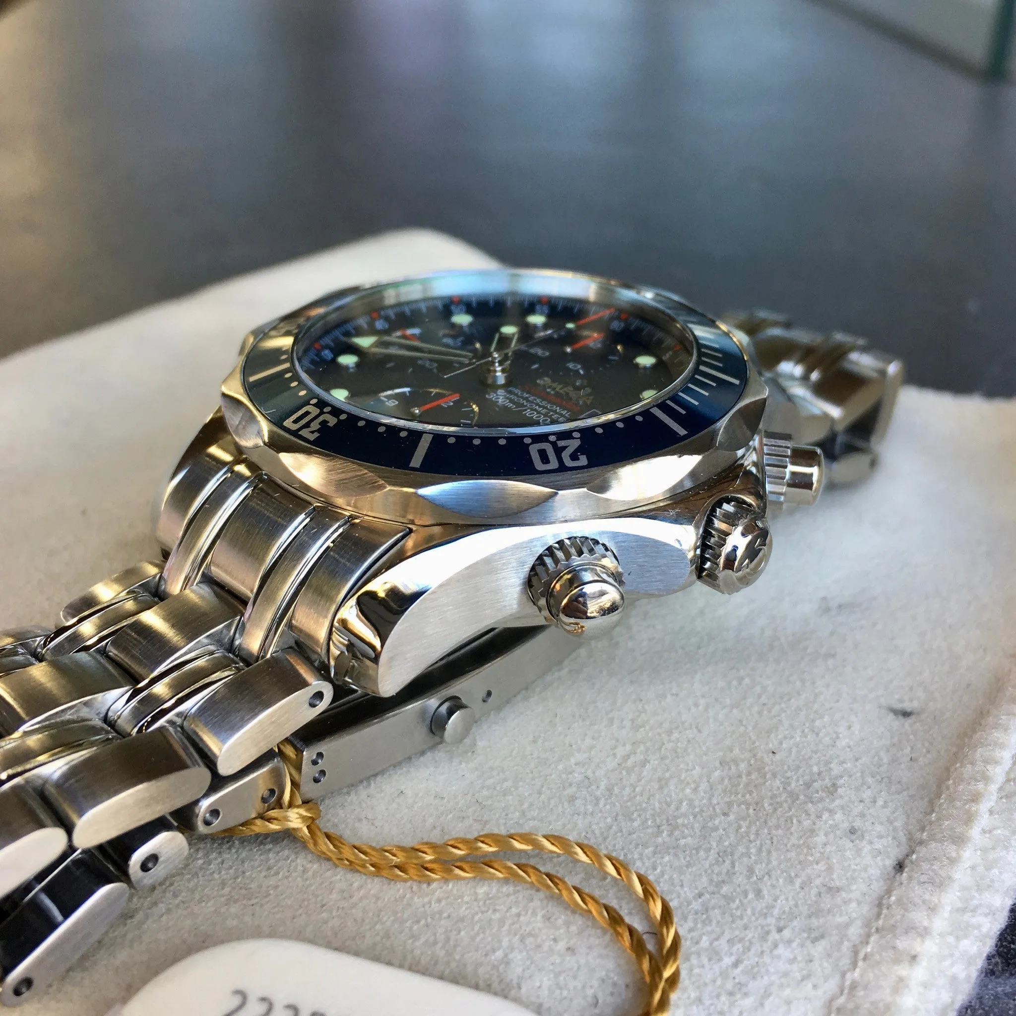 Omega Seamaster 2225.80 Professional Chronograph James Bond Full Set Watch