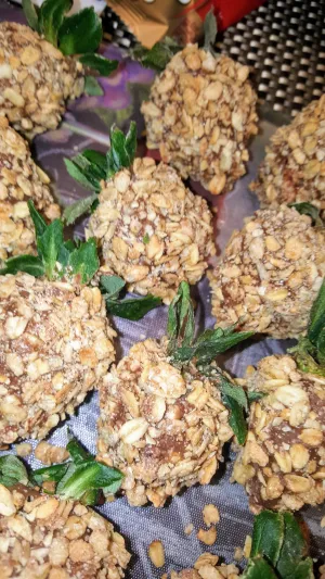 Strawberries - Chocolate Covered/Dipped (Granola)
