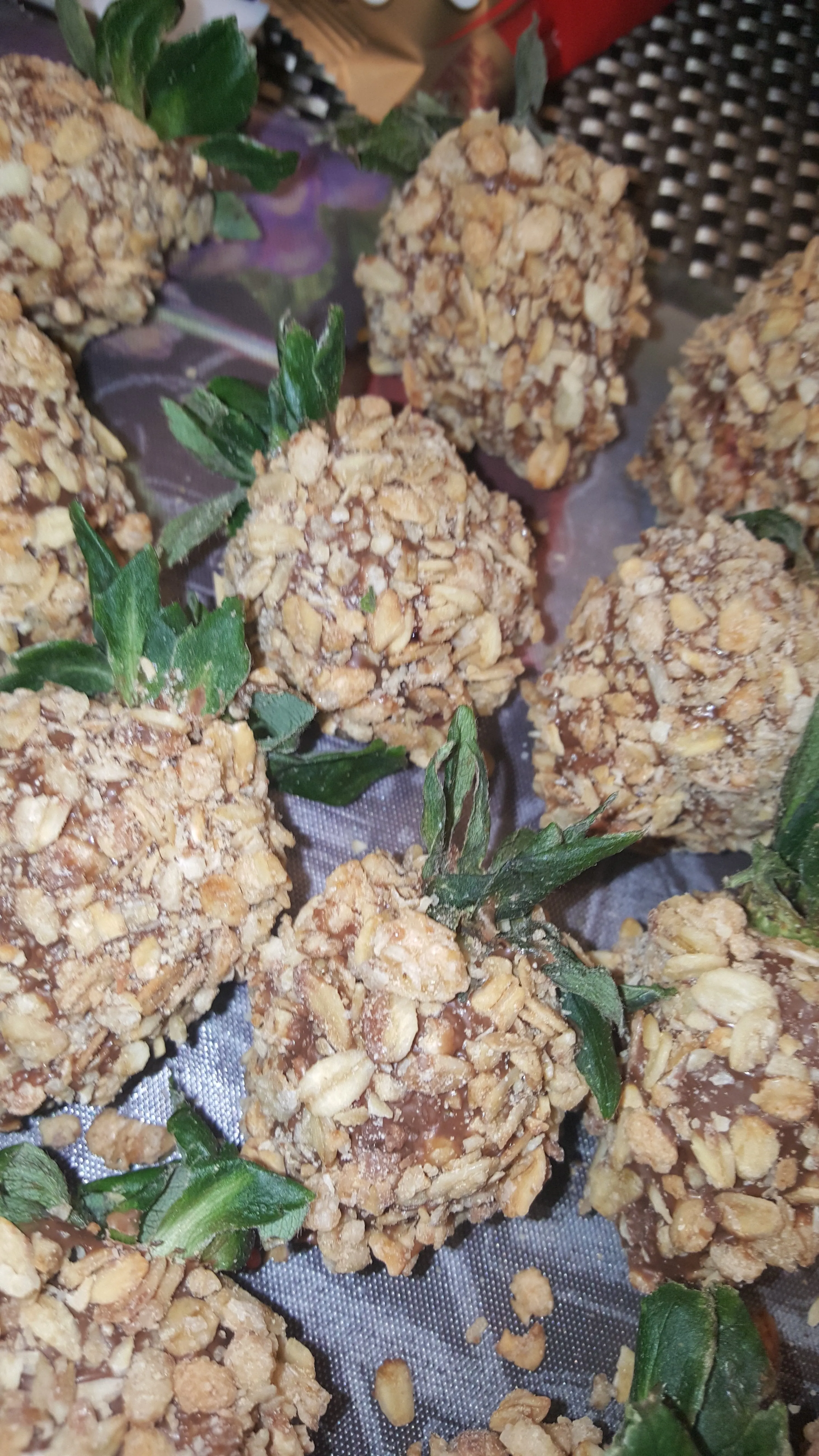 Strawberries - Chocolate Covered/Dipped (Granola)