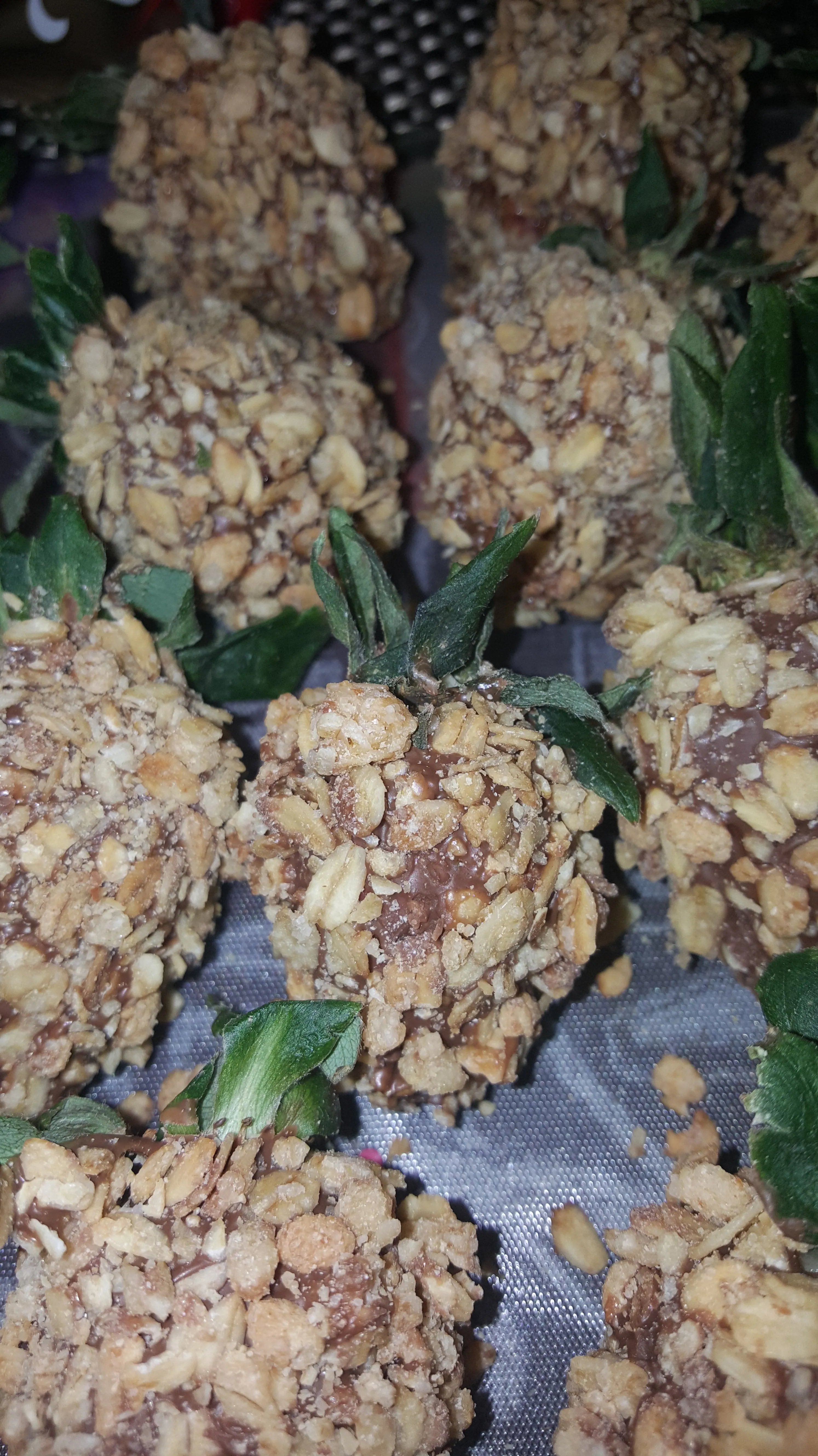 Strawberries - Chocolate Covered/Dipped (Granola)