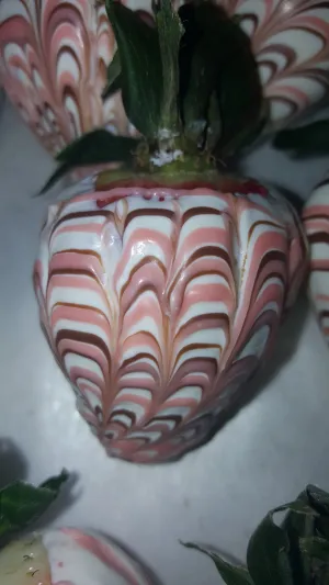 Strawberries - Chocolate Covered/Dipped (Marble)