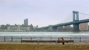 Tugboat Moves Towards the Manhattan Bridge